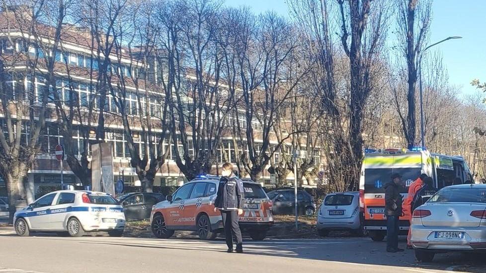 Anziano a piedi in strada blocca il traffico Portato all’ospedale