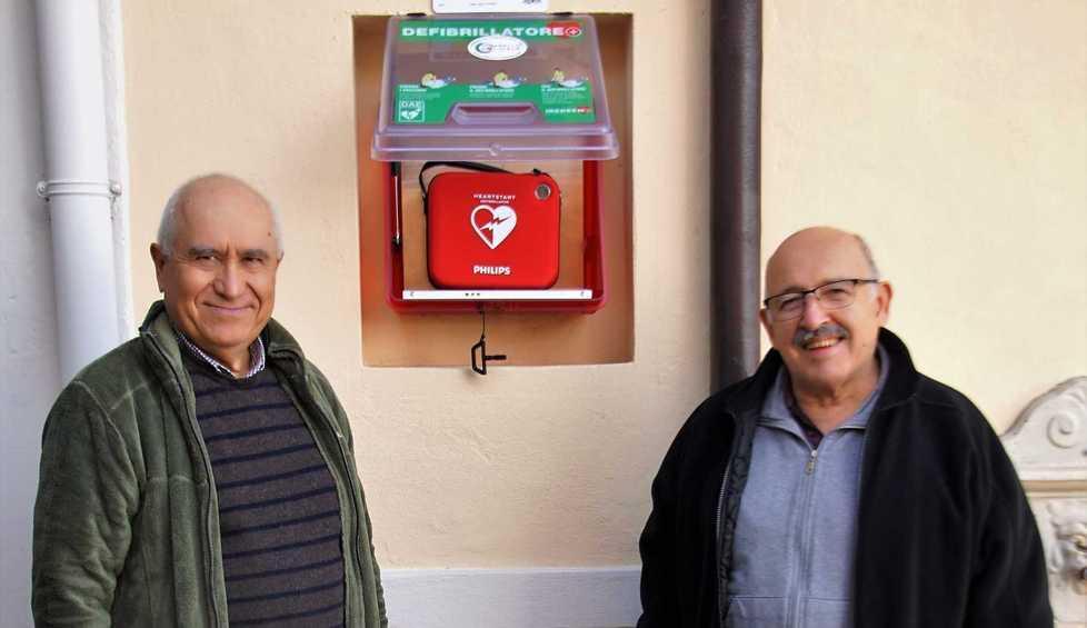 Un nuovo defibrillatore installato e disponibile fuori dal centro sociale