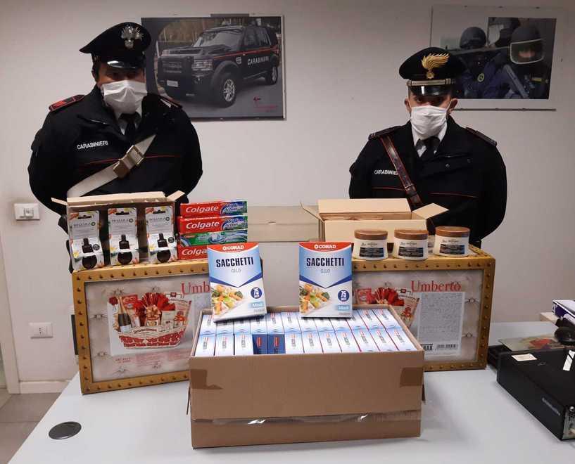 Sorpresi a rubare ceste natalizie e merce al Conad: tre denunciati 