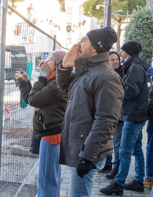 «Giù le mani dai pini sani. Assassini» La protesta non ferma il cantiere sul viale 