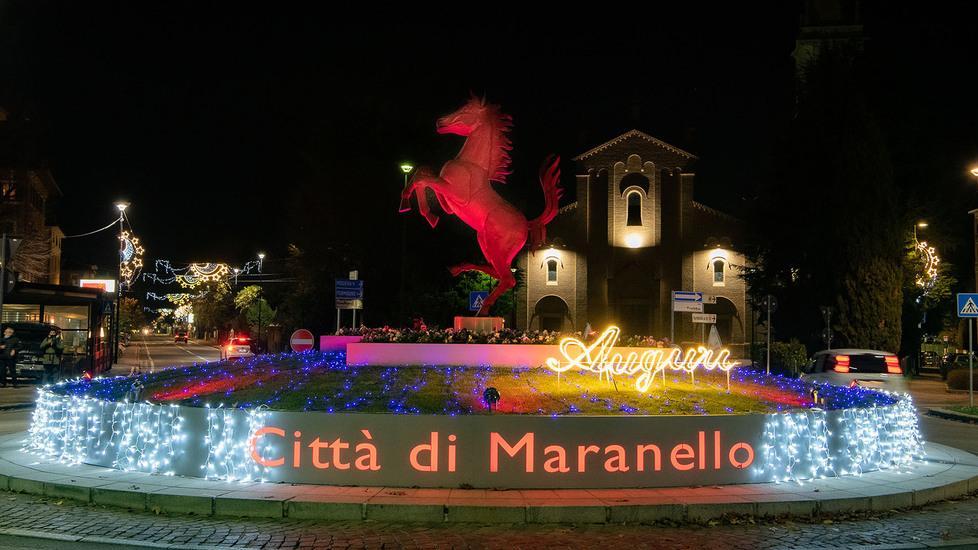 È già Natale per le strade: la magia delle luminarie