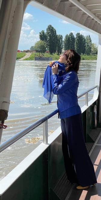 Elisabetta Sgarbi presenta “In Amazzonia” A Torino il filmino e il live degli Extraliscio «Parleremo di cinema, acqua e fiume»