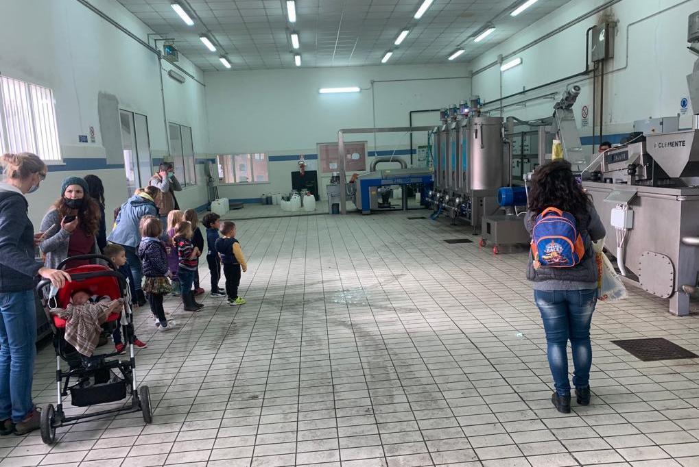 I bimbi dell’asilo visitano l’oleificio 