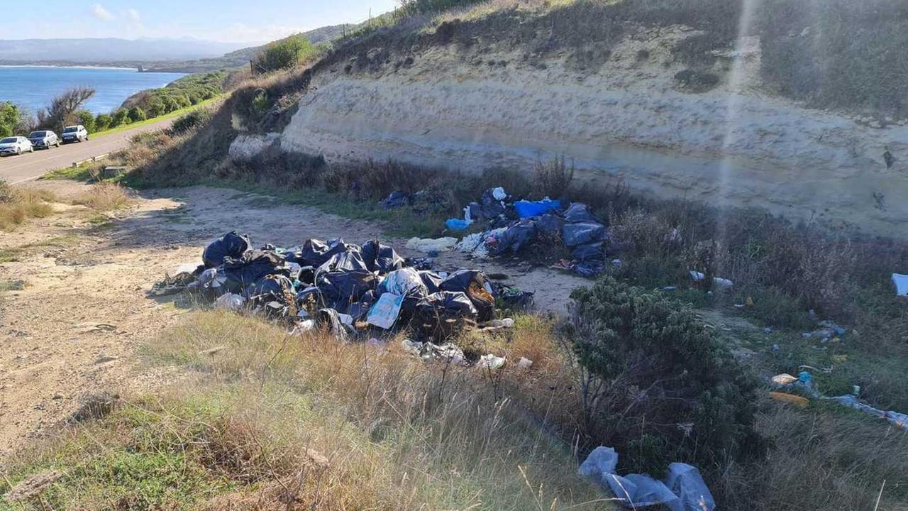 Una discarica accanto alla chiesetta di Balai lontano