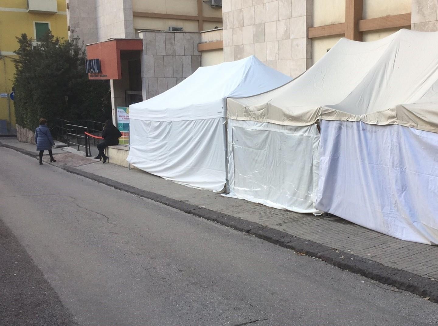 Gazebo all’esterno dello sportello Sau 