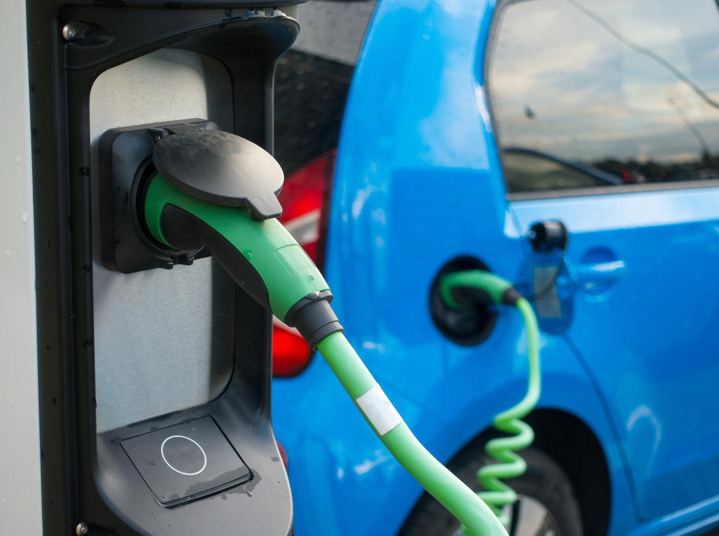 Crescono le auto green ma i numeri restano bassi