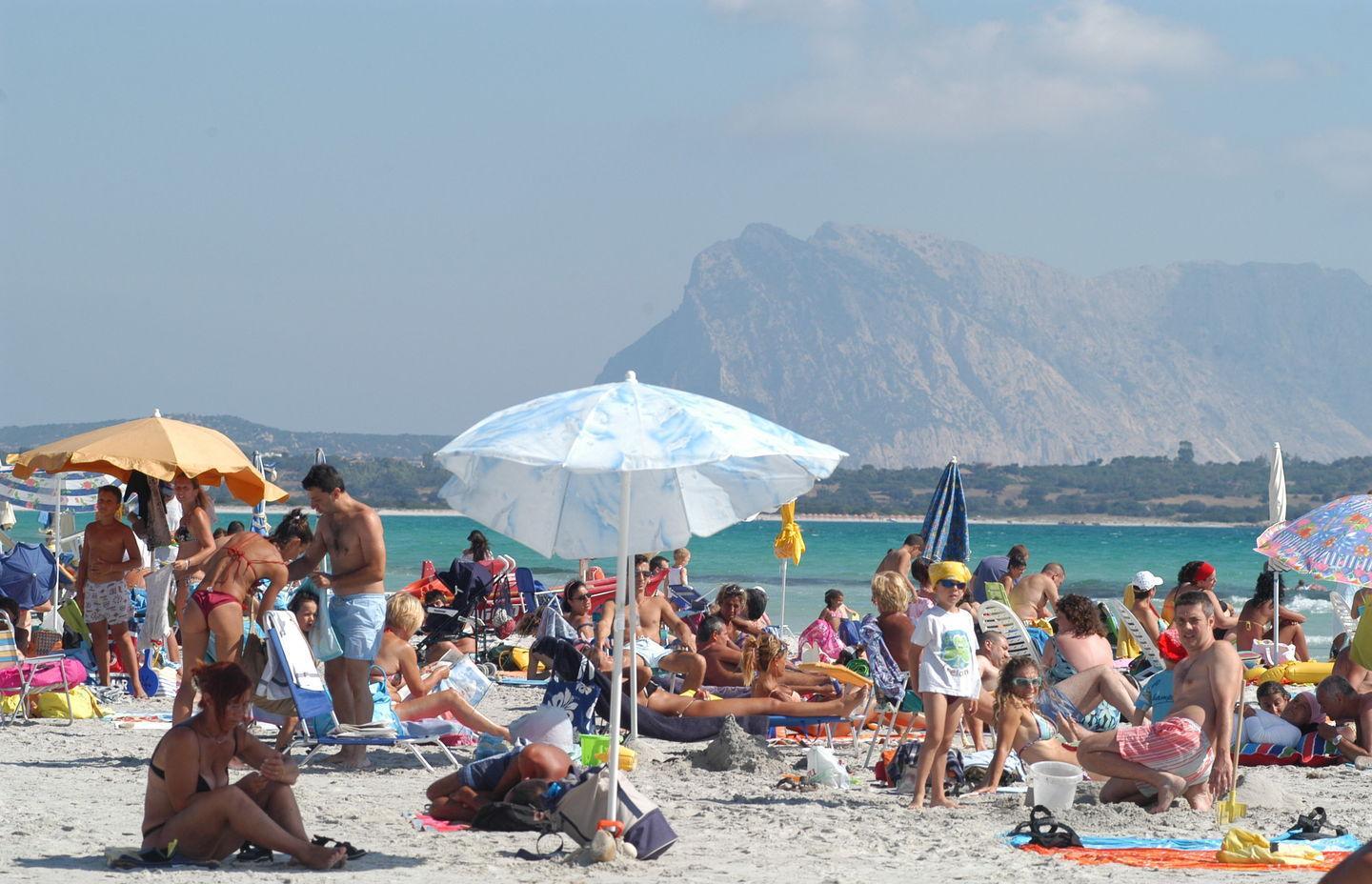 La svolta di San Teodoro: «Spiagge a numero chiuso» 