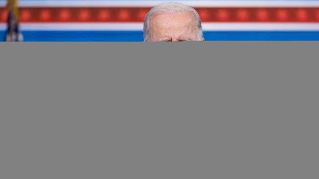 Biden estenderà obbligo mascherina su aerei e treni fino a marzo