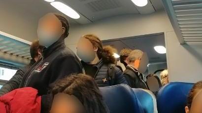 Sul treno pigiati come sardine. Ecco i viaggi dei pendolari sulla Empoli-Siena