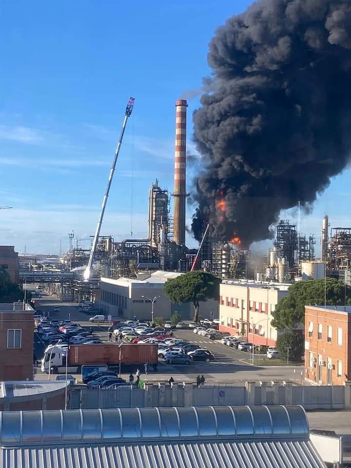 Esplosione nella raffineria Eni di Livorno: s’indaga per incendio colposo 
