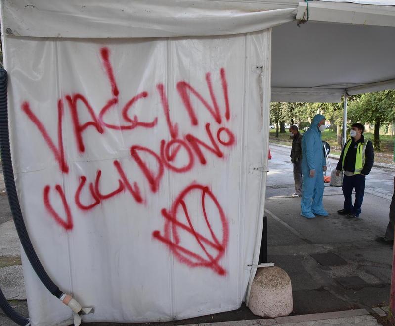 Le scritte apparse nella mattina del 1 dicembre al centro tamponi a Villa Pizzetti (Foto AgenziaBF)