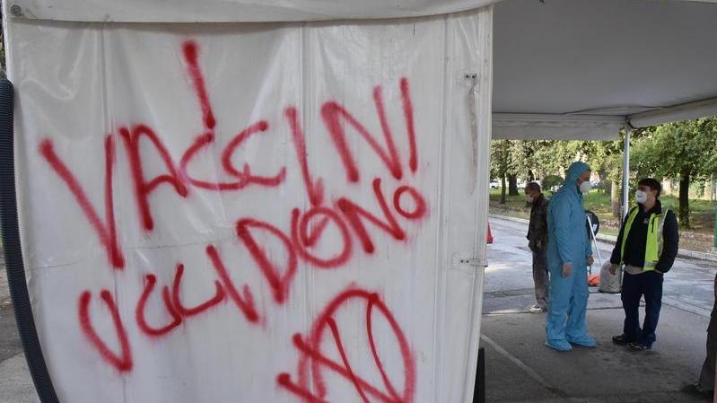 Le scritte apparse nella mattina del 1 dicembre al centro tamponi a Villa Pizzetti (Foto AgenziaBF)