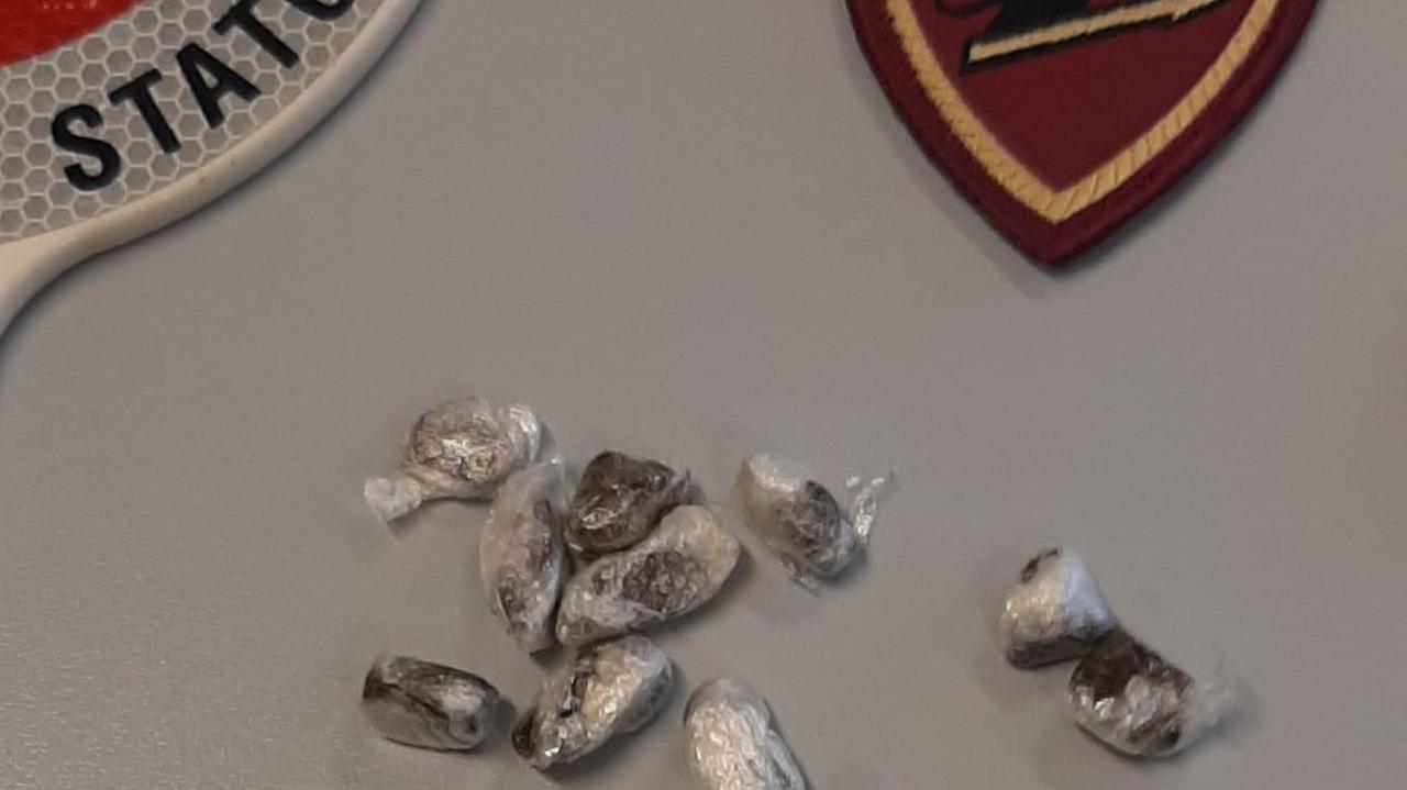 La droga sequestrata allo spacciatore a Grosseto, vicino alla stazione ferroviaria