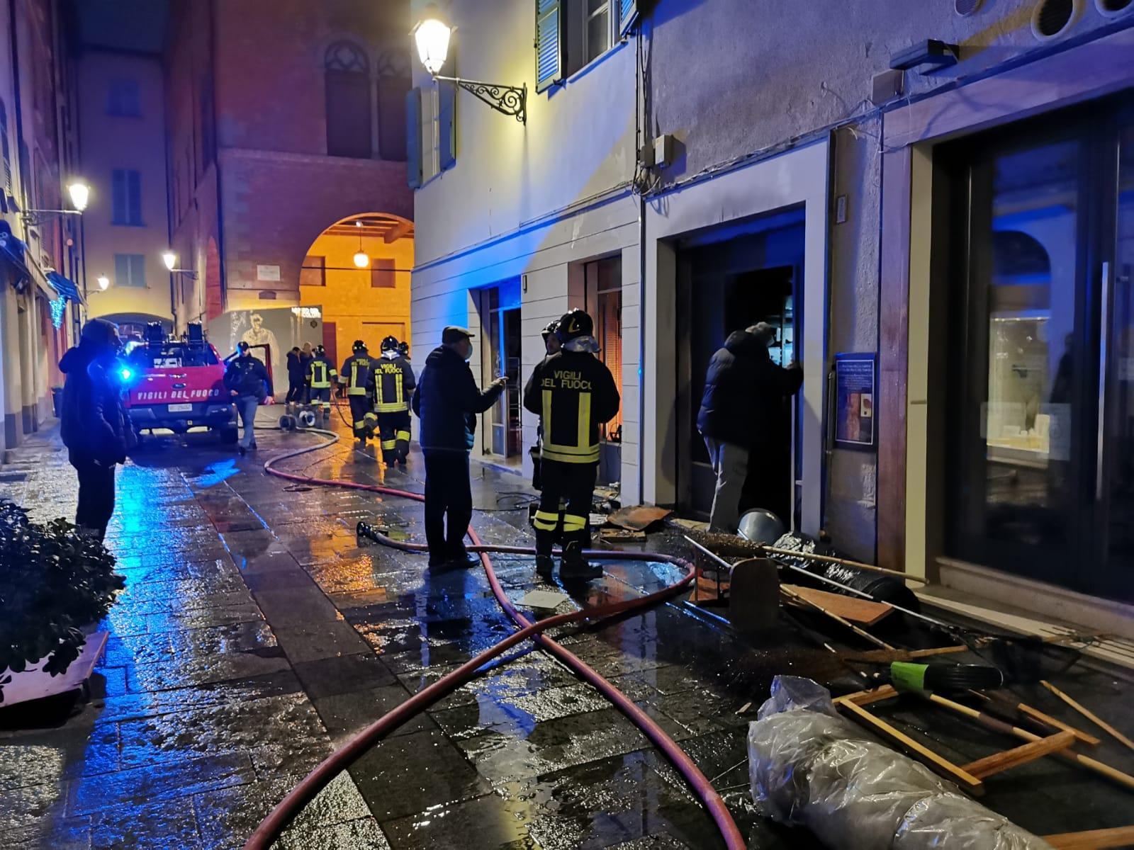 Reggio Emilia, incendio in via della Croce Bianca: brucia la ferramenta "L'attivissimo"