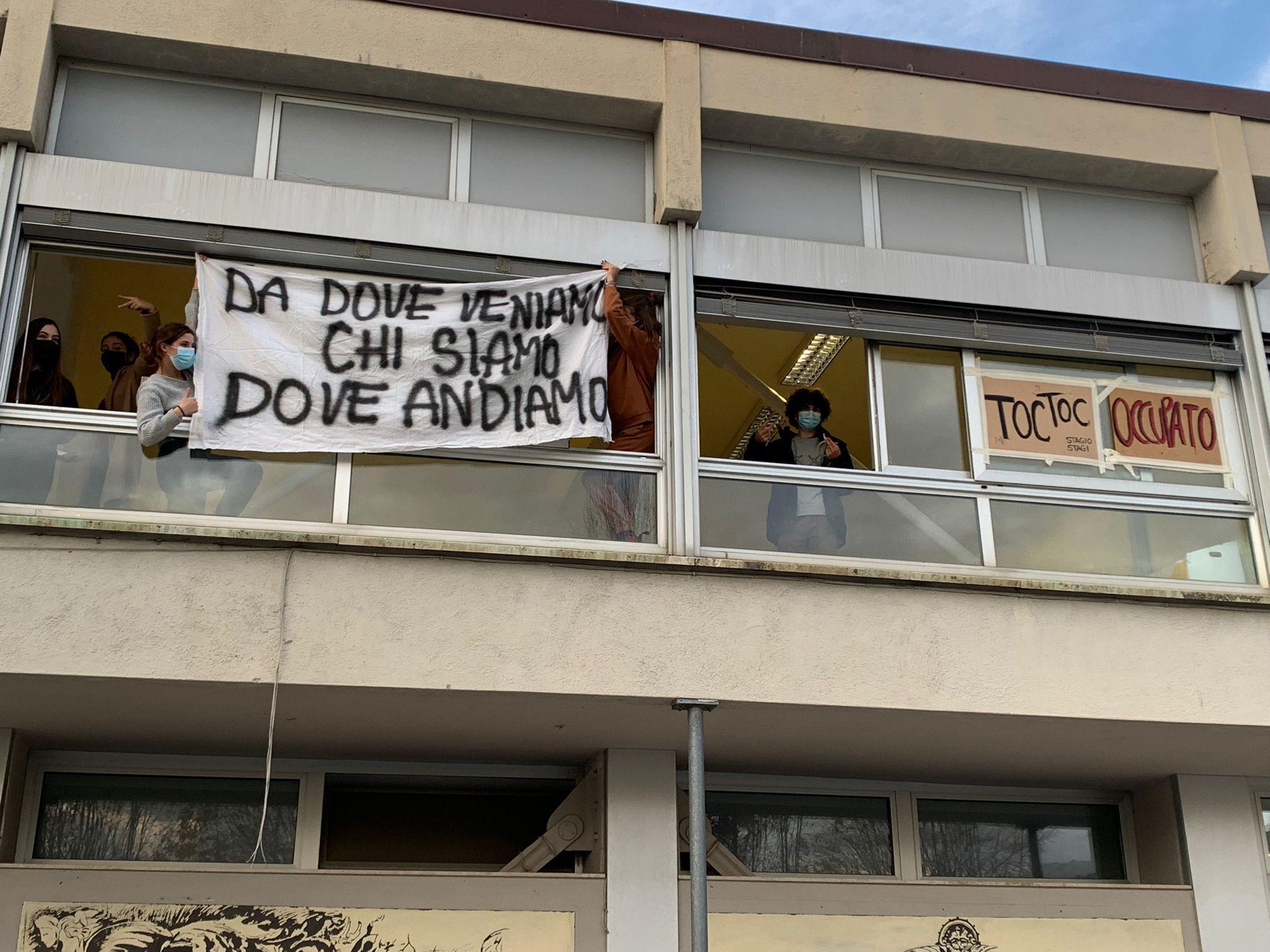 Gli striscioni davanti all’istituto