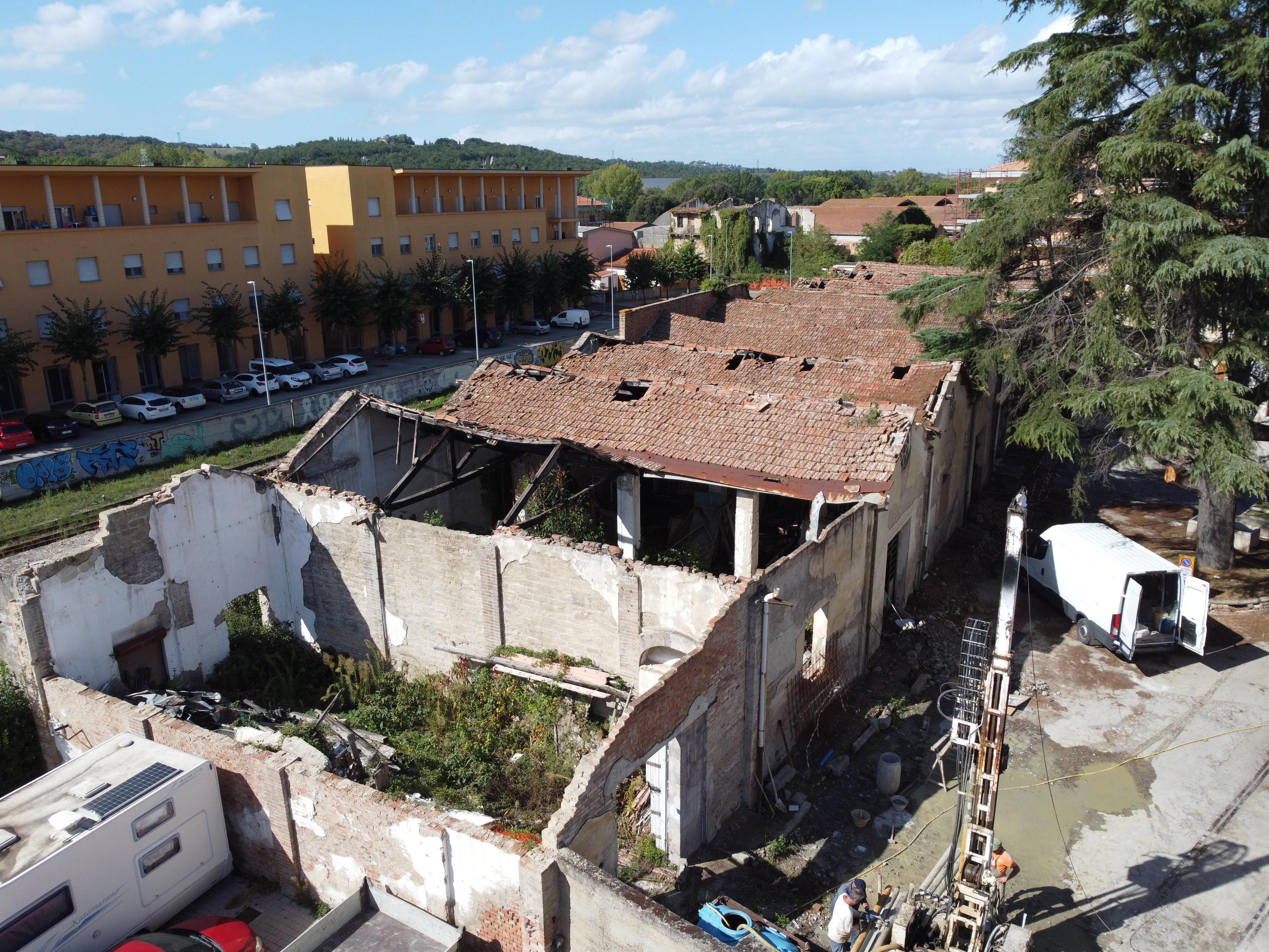 Una parte della costruzione dove è franato il tetto e dove sono stati ammassati anche rifiuti