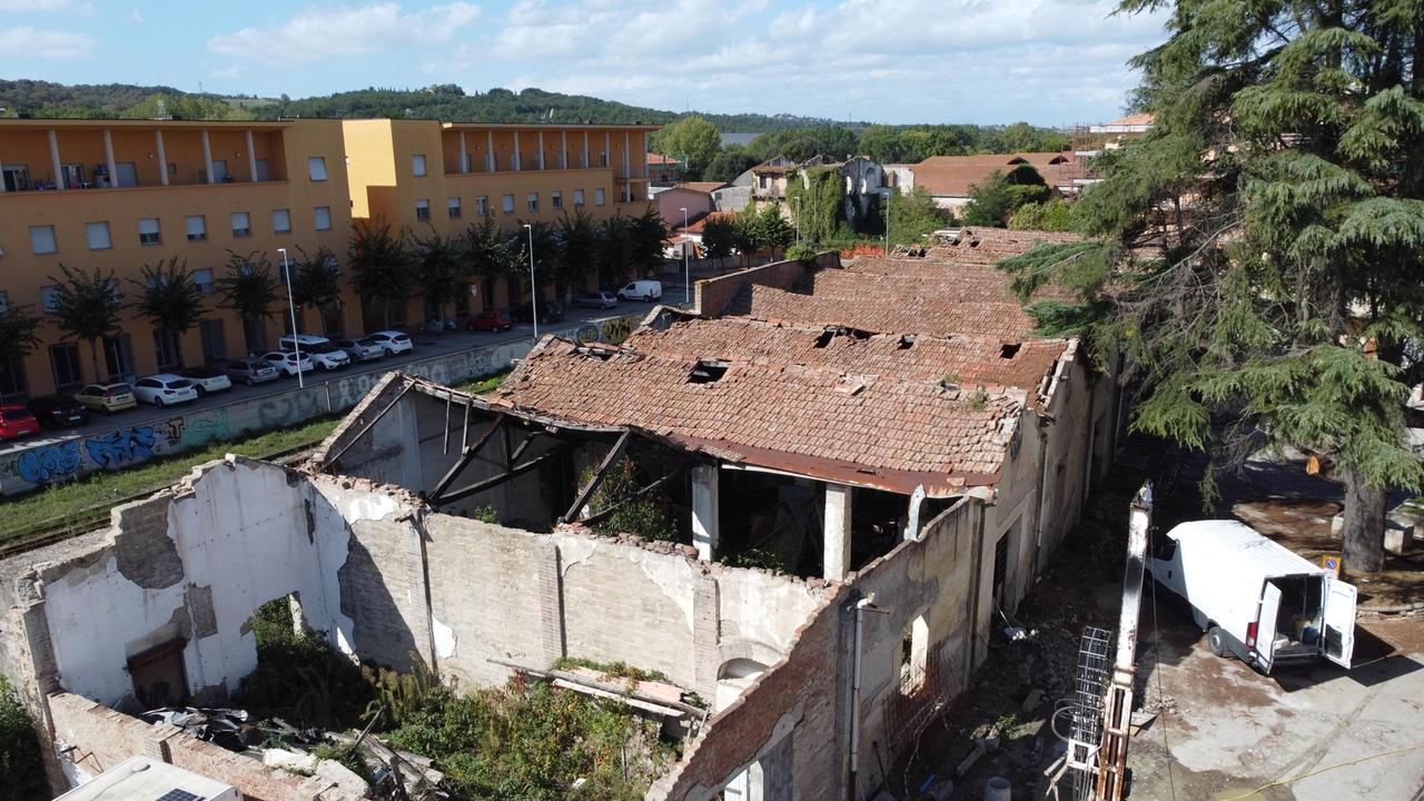 Una parte della costruzione dove è franato il tetto e dove sono stati ammassati anche rifiuti