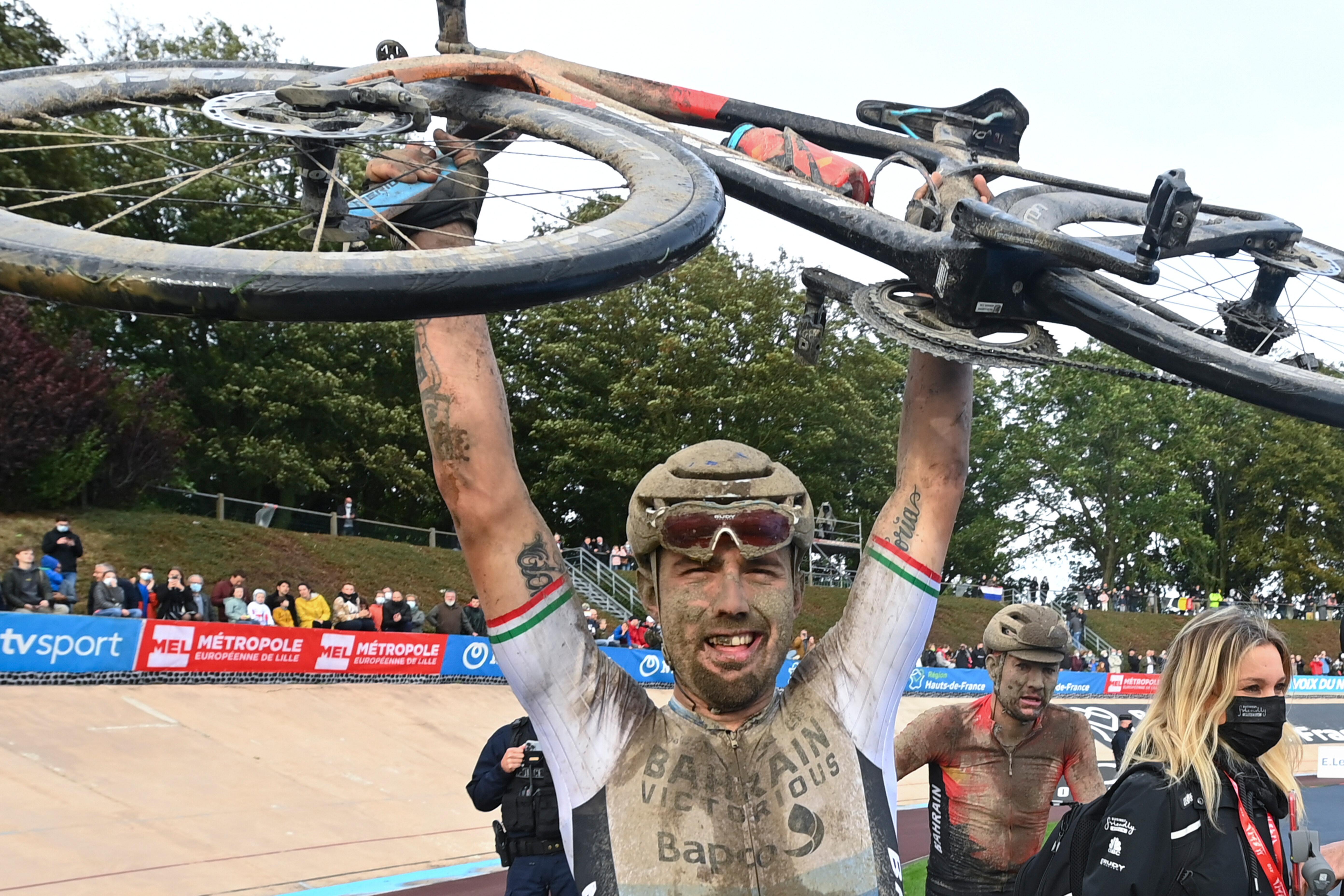 Sonny Colbrelli esulta dopo il successo nella Parigi-Roubaix (Lapresse)