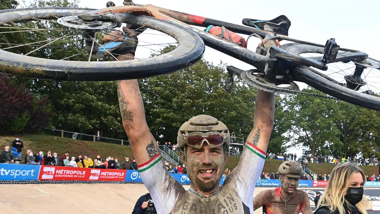 Sonny Colbrelli esulta dopo il successo nella Parigi-Roubaix (Lapresse)