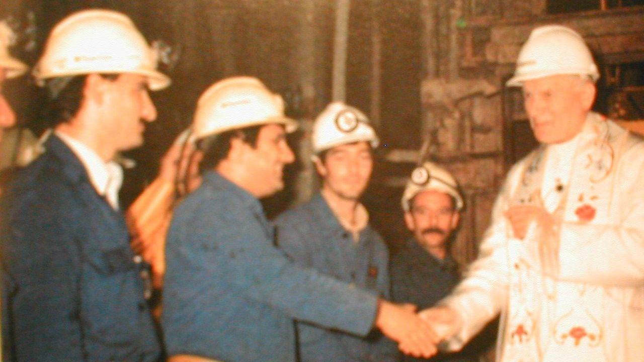 Papa Giovanni Paolo II con i minatori del Sulcis durante la visita del 1985 in Sardegna