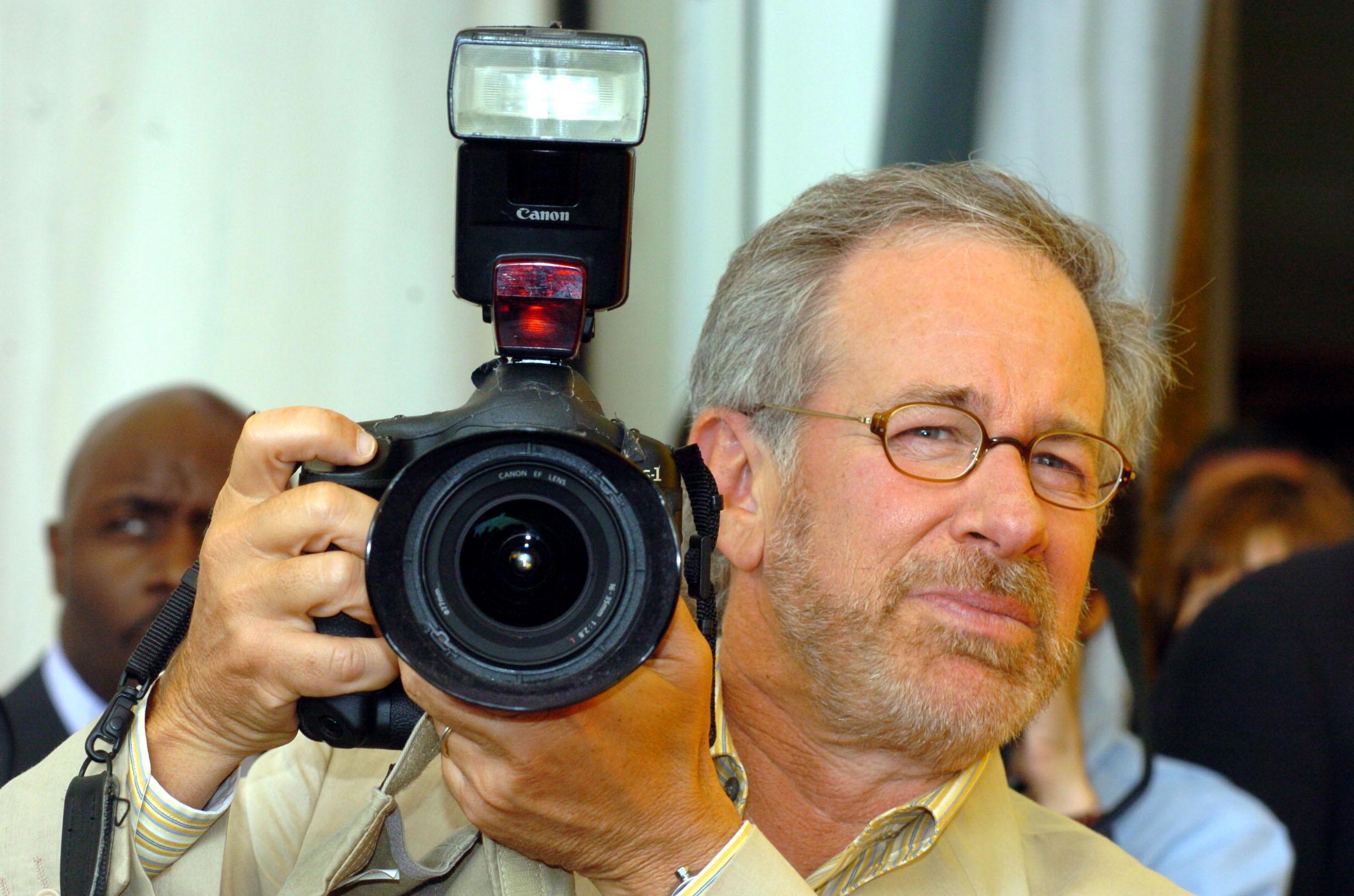 Steven Spielberg ha vinto due premi Oscar come miglior regista per “Schindler's List” e per “Salvate il soldato Ryan”. Ha inoltre ricevuto il Leone d'oro alla carriera alla Mostra di Venezia