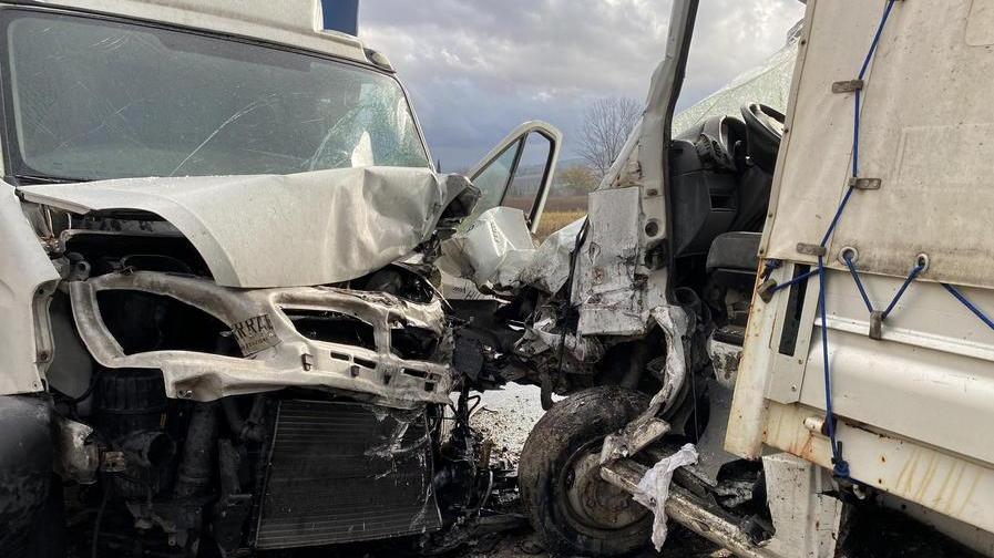 Scontro frontale tra camion: la dinamica e i conducenti feriti