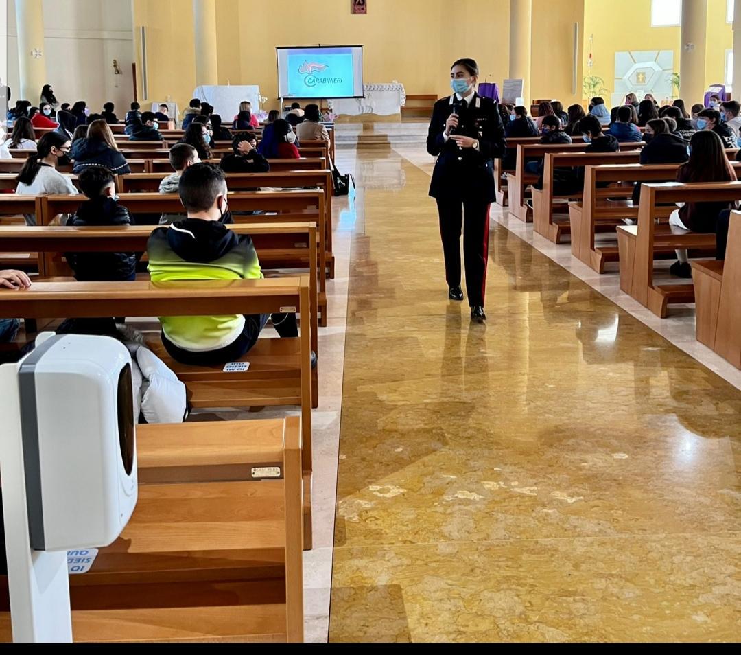 Capoterra, cyber bullismo e droga: gli alunni delle medie a lezione dai carabinieri