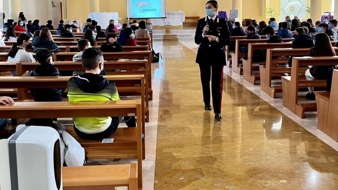 Capoterra, cyber bullismo e droga: gli alunni delle medie a lezione dai carabinieri