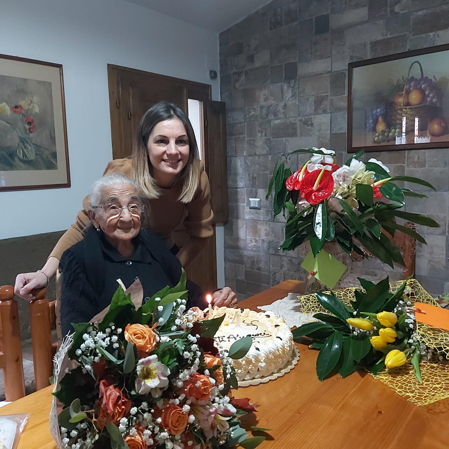 Gran festa a Tuili per i 104 anni di tzia Laurina