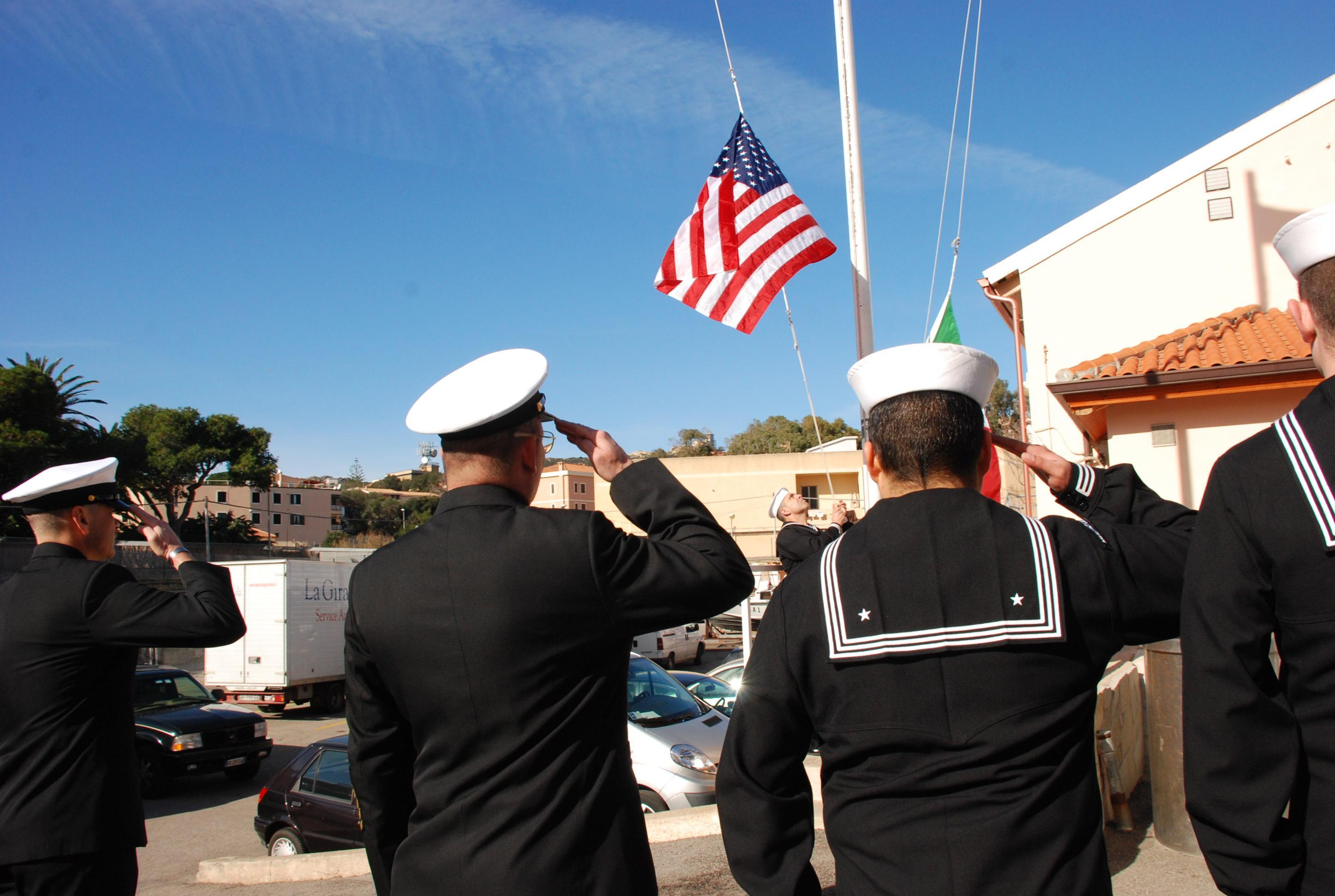 La cerimonia per la partenza dei militari americani dalla Maddalena il 25 gennaio 2008