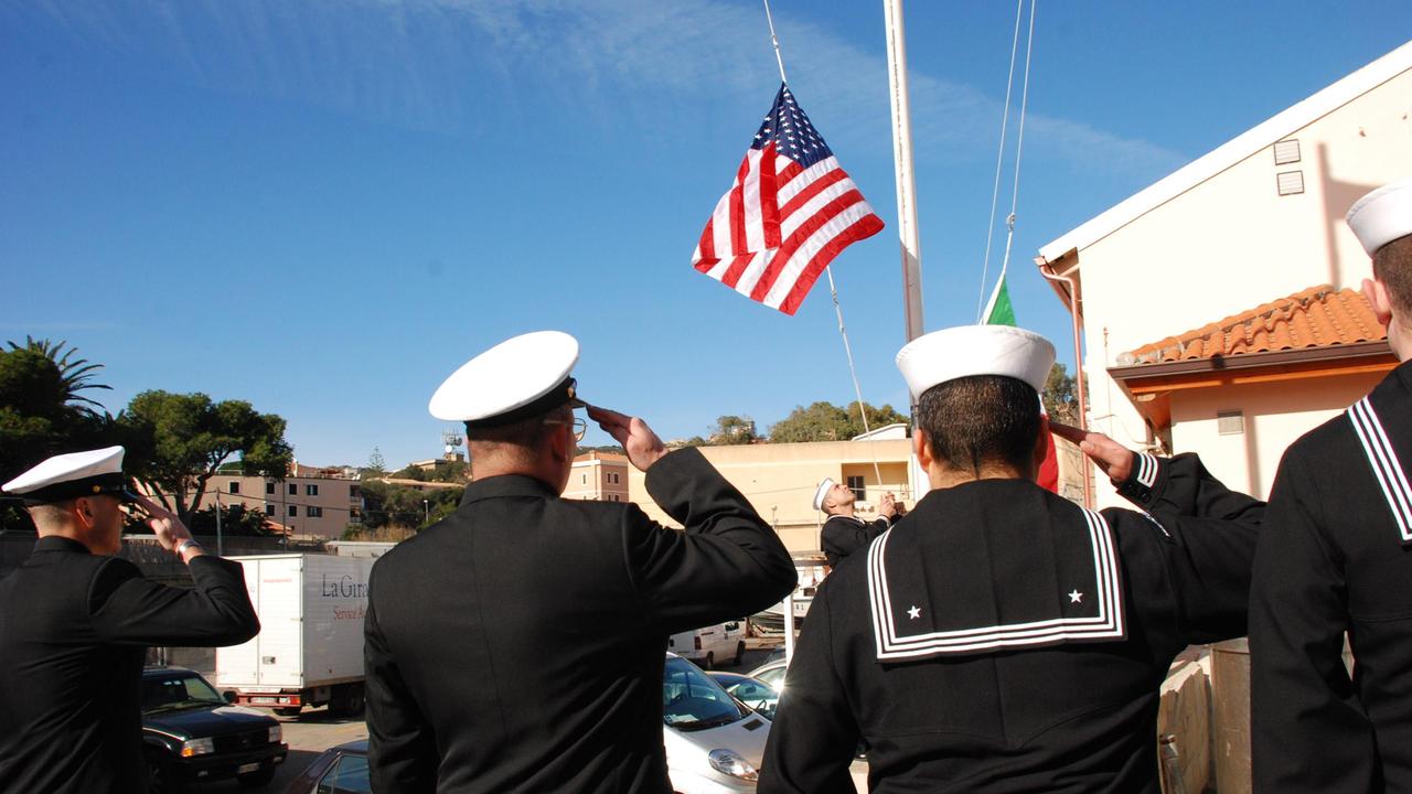La cerimonia per la partenza dei militari americani dalla Maddalena il 25 gennaio 2008