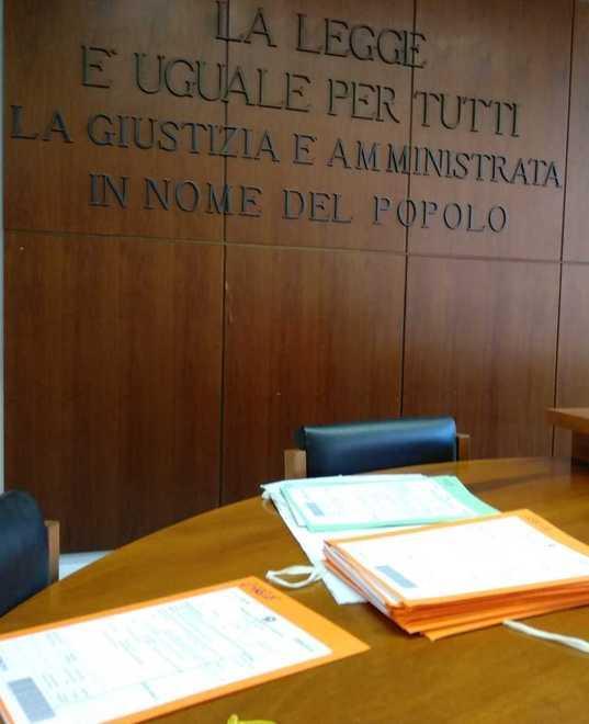 Modena, minacce e ricatto a luci rosse: condannate madre e figlia 