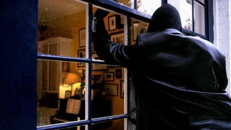 Ladri in fuga si gettano dalla finestra della casa Volo di quattro metri