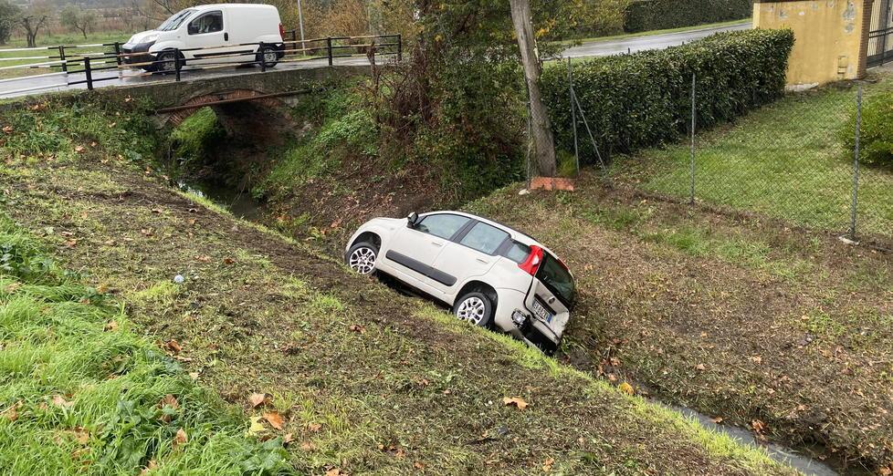 Olio sull’Arnaccio e la strada diventa pista da pattinaggio Quattro auto coinvolte 