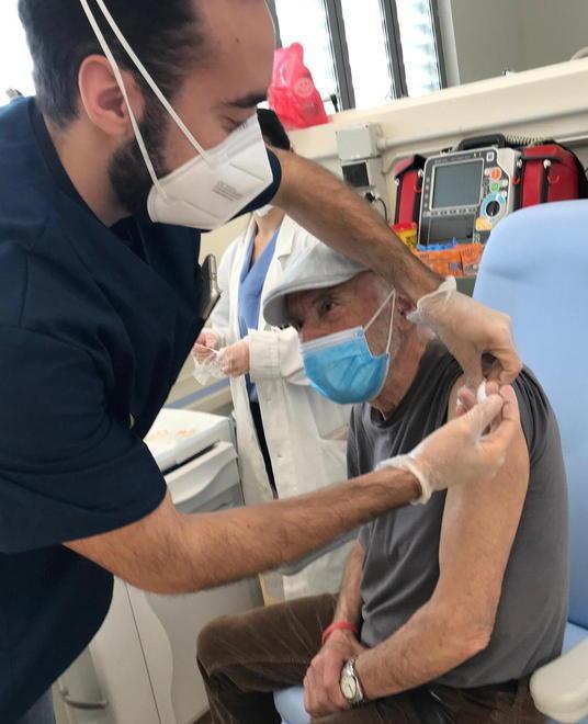 Vaccino, boom per terza dose Sala del Pellegrinaio in allerta 
