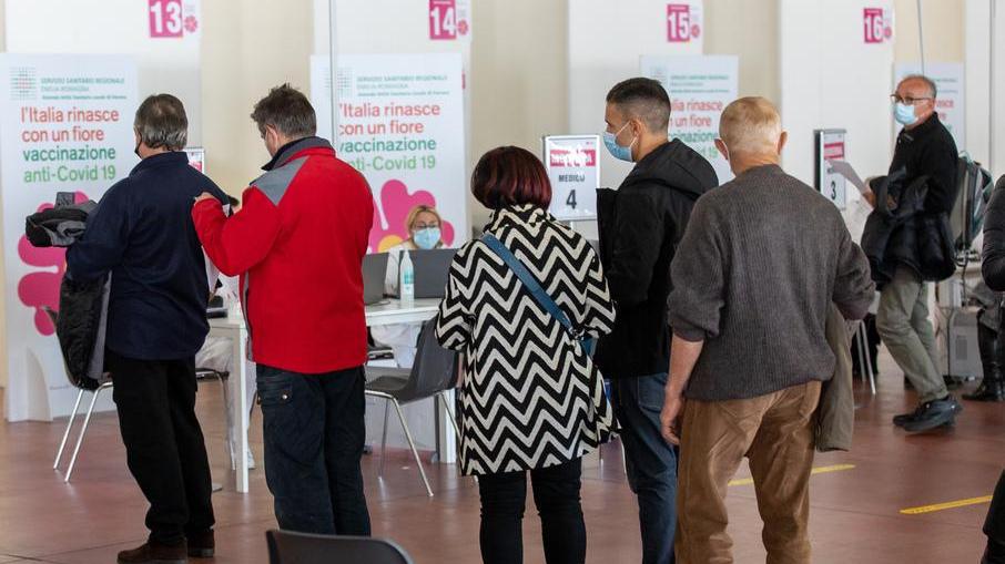 L’accesso è contingentato ma restano le code