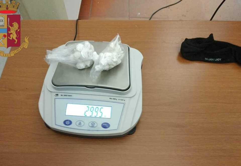 Spacciatore ciclista arrestato dalla polizia con 33 dosi di cocaina 