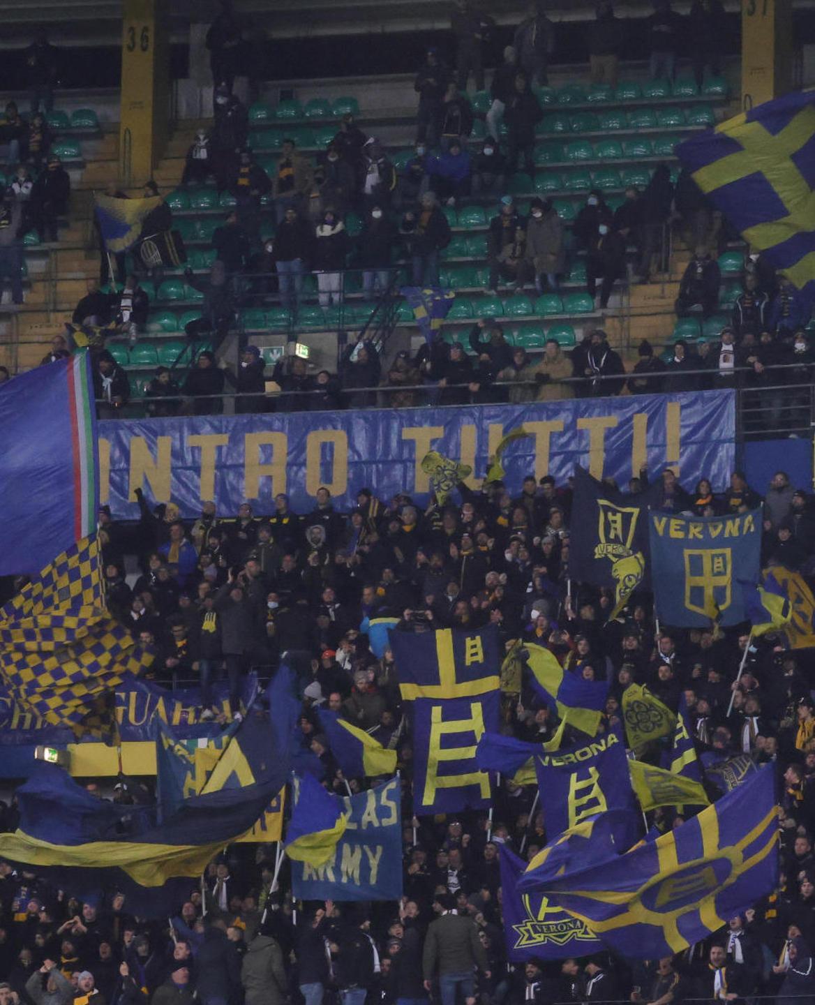 Cori contro i sardi a Verona