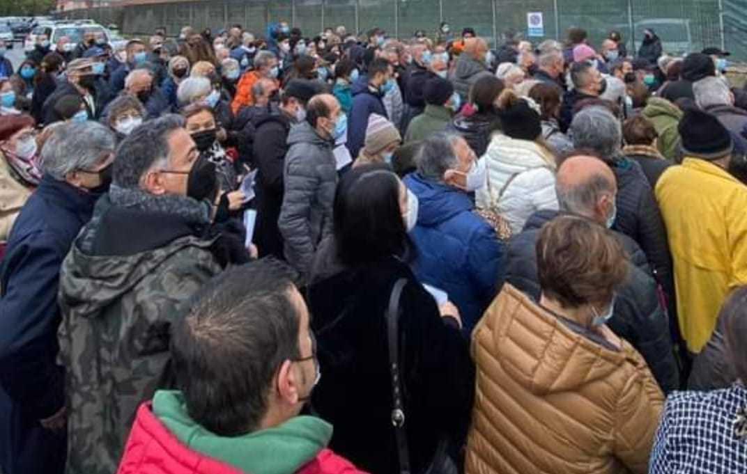 Vaccini, ancora caos e attese sotto la pioggia 