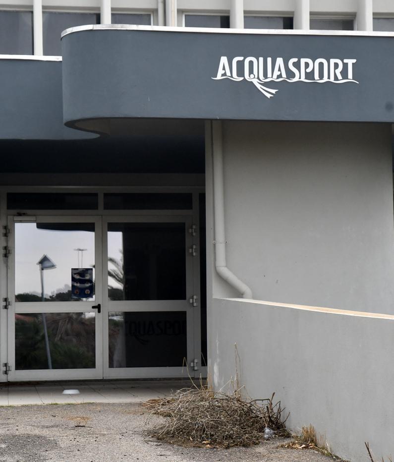 Piscina, il gestore saluta e incassa 