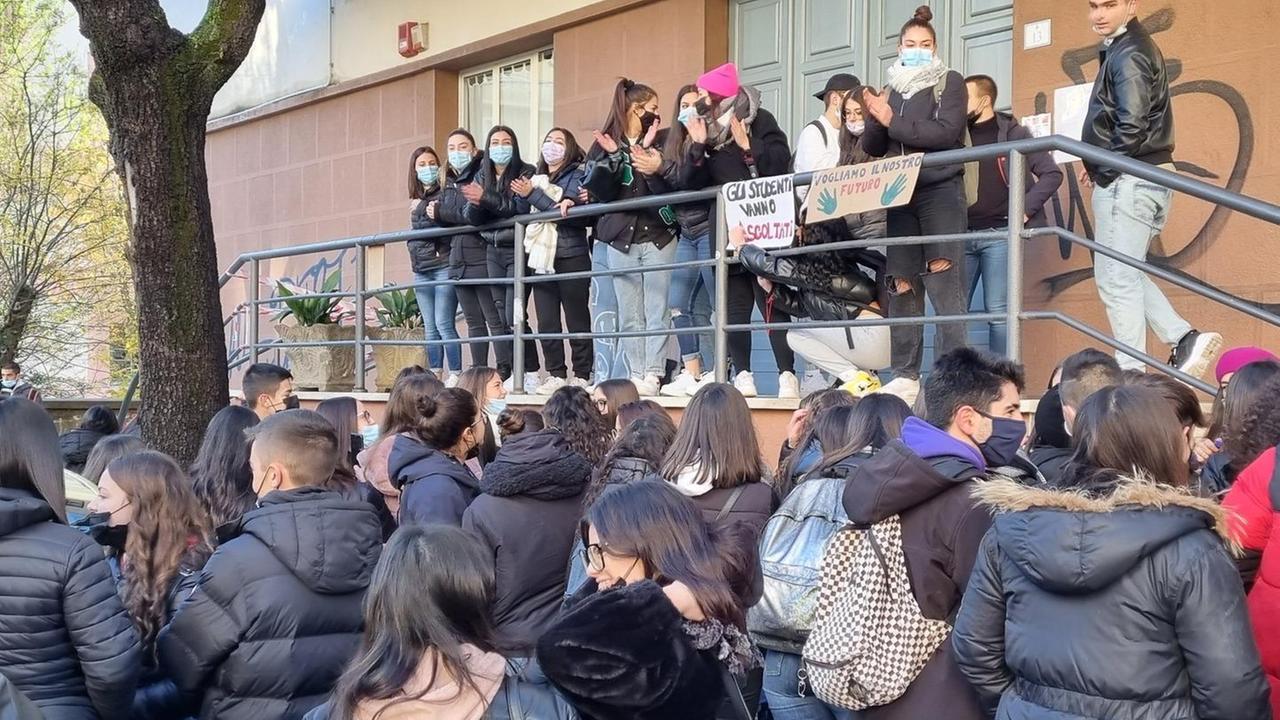 Liceo Satta, la protesta continua 