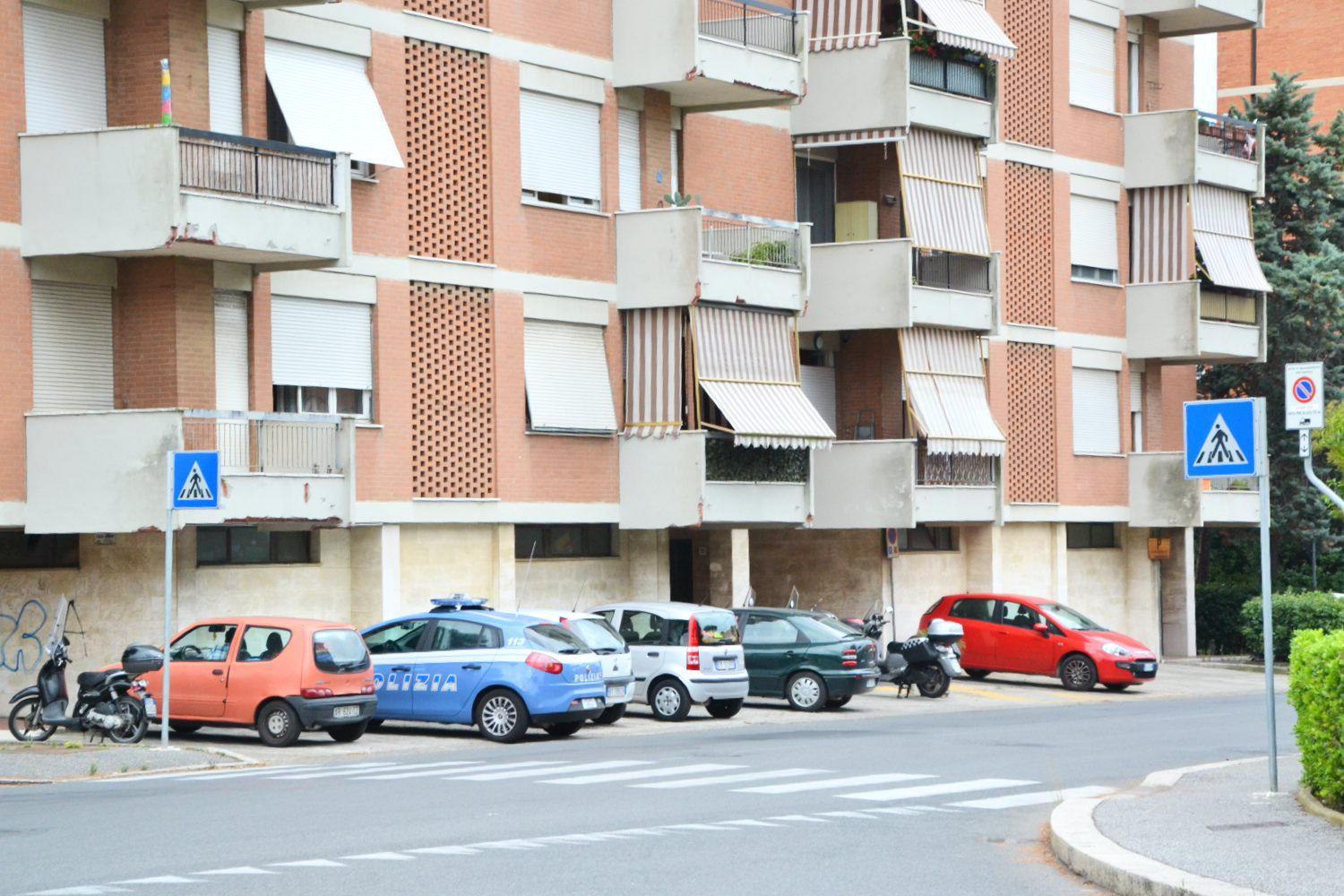 La volante della polizia in via Machiavelli