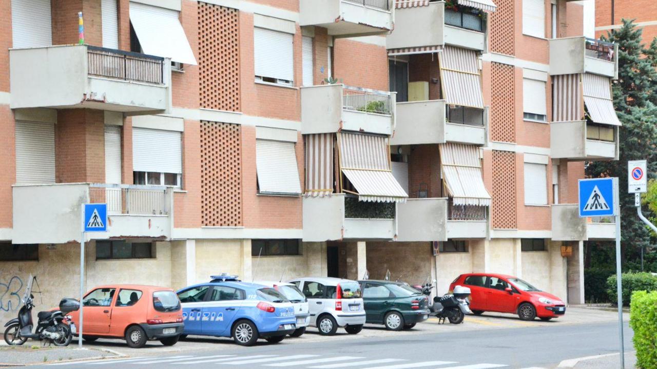 La volante della polizia in via Machiavelli