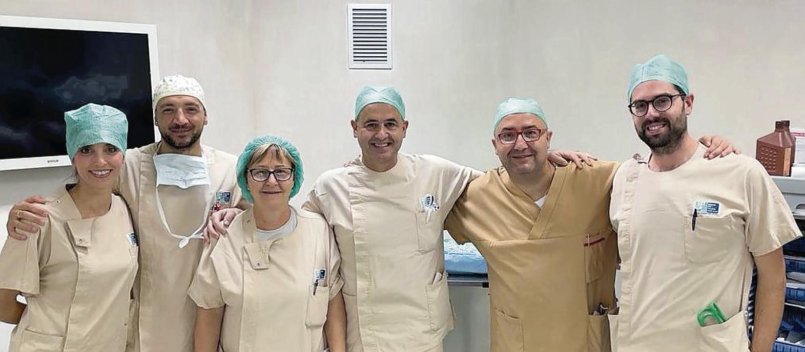 L’equipe della Chirurgia della tiroide: l’infermiera strumentista Serena Castro, l’infermiere di sala Massimo Orsini, l’anestesista Marcella Camposano, i chirurghi Giancarlo Basili e Vincenzo Candalise e l’anestesista Daniele Accaino