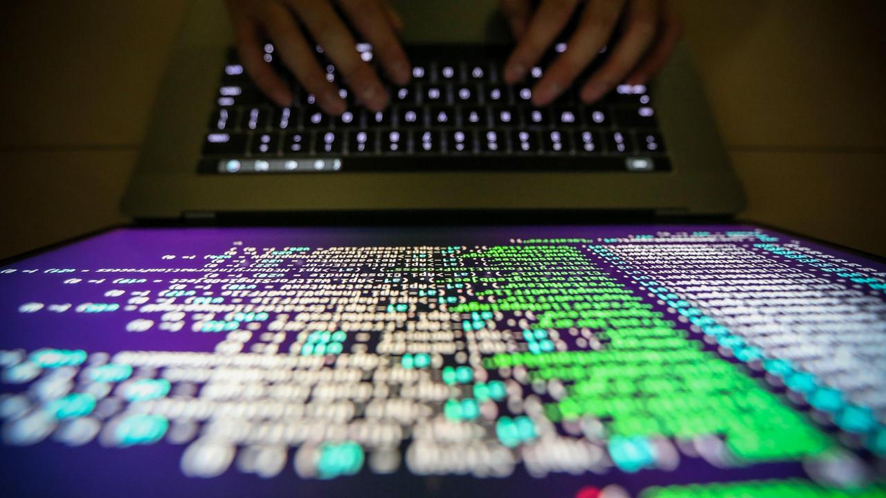 Caccia agli hacker, entrati in un pc della cancelleria del tribunale