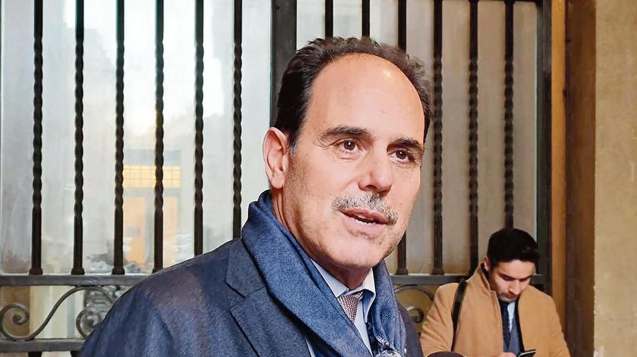Il senatore Andrea Marcucci durante un’intervista fuori da Palazzo Madama