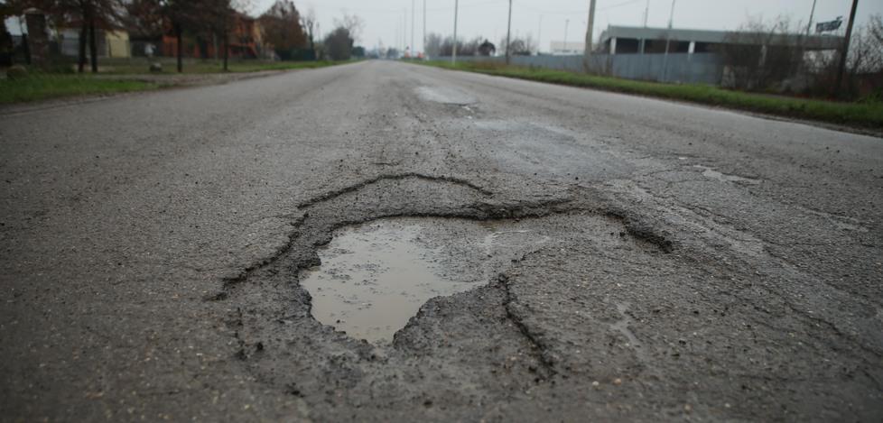 Proteste a Gavassa, in via Emore Tirelli profonde buche e asfalto dissestato: «Sicurezza a rischio» 
