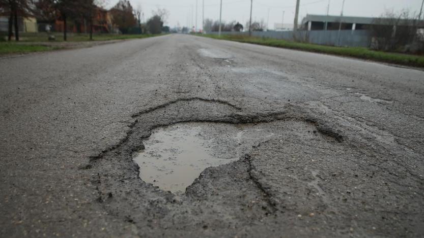 Proteste a Gavassa, in via Emore Tirelli profonde buche e asfalto dissestato: «Sicurezza a rischio»