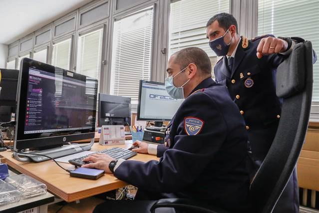 Aveva migliaia di foto e video pedopornografici nel cellulare: arrestato