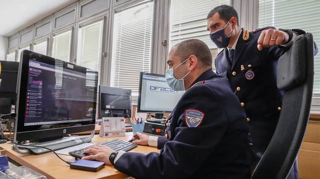 Aveva migliaia di foto e video pedopornografici nel cellulare: arrestato
